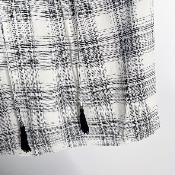 DR2 Womens Medium M White Black Windowpane Plaid Sleeveless Tassel Blouse Top - Picture 6 of 8
